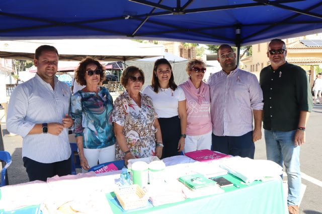 La junta local de la Asociación Española Contra el Cáncer informa y conciencia sobre el cáncer de mama en el mercadillo semanal - 2, Foto 2