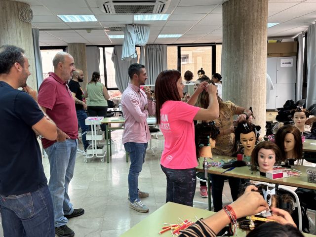 Una quincena de personas participa en el programa de certificación profesional de Servicios auxiliares de peluquería - 2, Foto 2