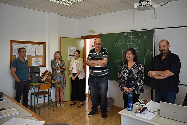 En marcha un curso gratuito de saneamiento y pintura en instalaciones municipales y mobiliario urbano - 1, Foto 1