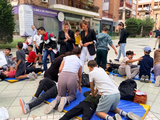Cerca de 200 alumnos de los colegios San Crist�bal y Andr�s Garc�a Soler reciben una formaci�n pr�ctica de reanimaci�n cardiopulmonar y primeros auxilios