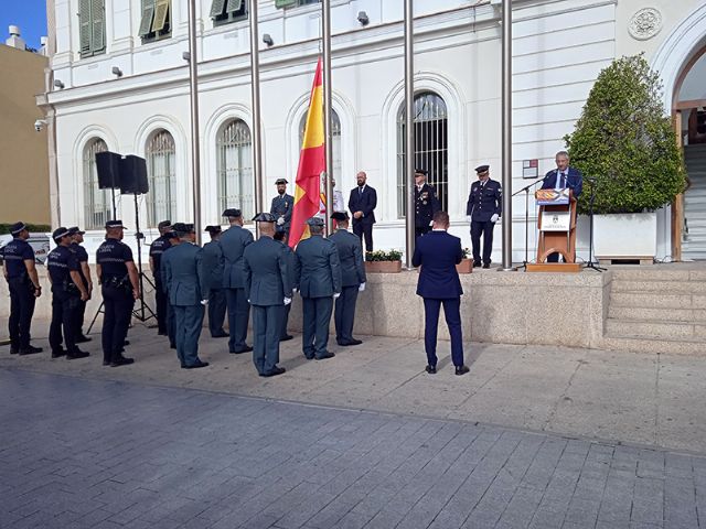 La Plaza Isaac Peral acoge la celebración del 12 de octubre con la izada de la bandera y un tributo a los caídos - 4, Foto 4