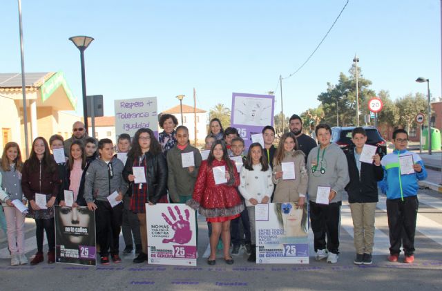 El Ayuntamiento pinta mensajes de repulsa contra la violencia de género en los accesos a los colegios públicos - 1, Foto 1