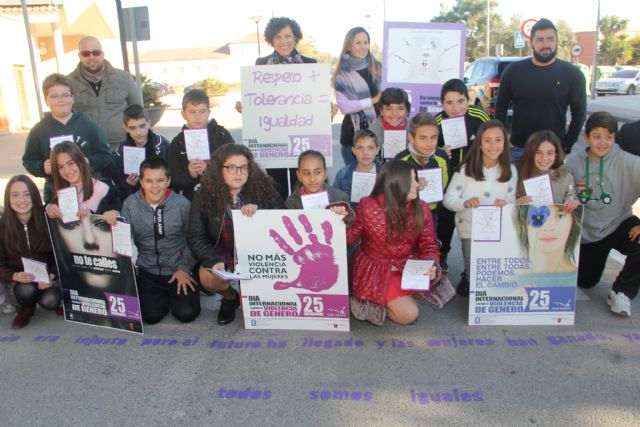 El Ayuntamiento pinta mensajes de repulsa contra la violencia de género en los accesos a los colegios públicos - 2, Foto 2