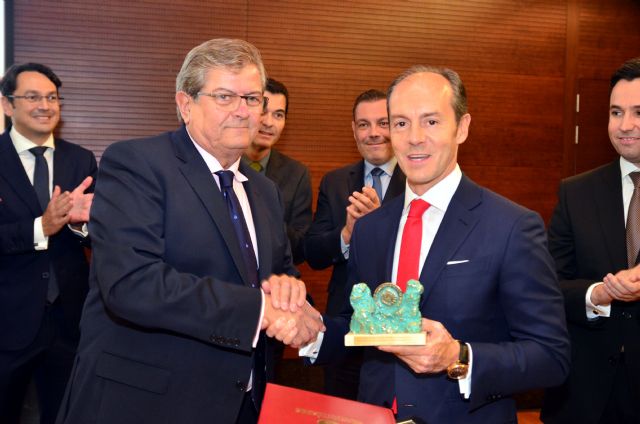 Los economistas de Murcia entregan el Ecónomo Institucional de la corporación a Rami Aboukhair, CEO Santander España, por su excelencia en el sector financiero - 1, Foto 1