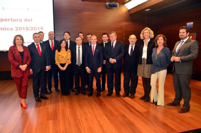 Los economistas de Murcia entregan el Ecnomo Institucional de la corporacin a Rami Aboukhair, CEO Santander España, por su excelencia en el sector financiero, Foto 2