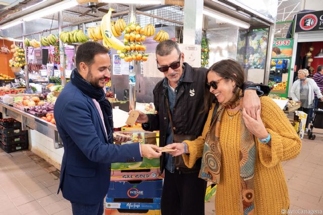 Mil quinientos cuadernillos de las ´Loas de Frutas´ de Antonio Oliver se reparten gratuitamente en las fruterías de Cartagena - 1, Foto 1