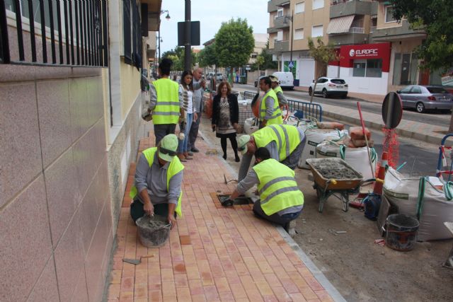 El Ayuntamiento acondiciona más de cuatro kilómetros de aceras en una veintena de calles - 1, Foto 1