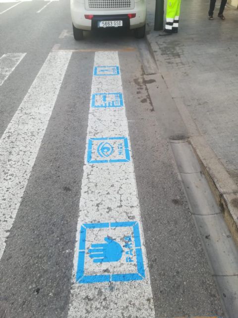 El Ayuntamiento de Águilas comienza con la señalización de pasos de peatones de la localidad con pictogramas para personas con TEA - 1, Foto 1