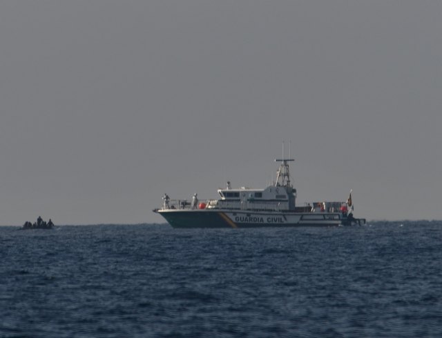 Pateras y narcolanchas: accidentada jornada de navegación del velero Else en el Mar de Alborán - 4, Foto 4