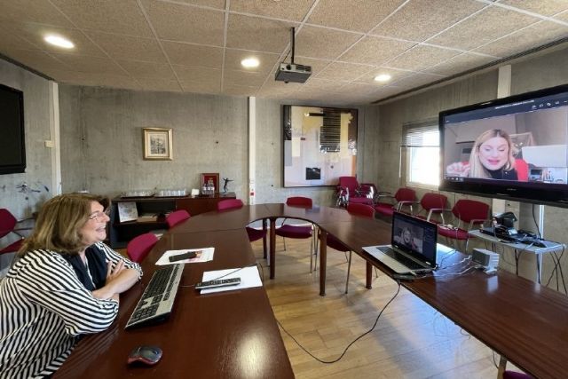 La consejera de Educación y Cultura se reúne con Esperanza Meseguer, una de las mejores docentes de España - 1, Foto 1