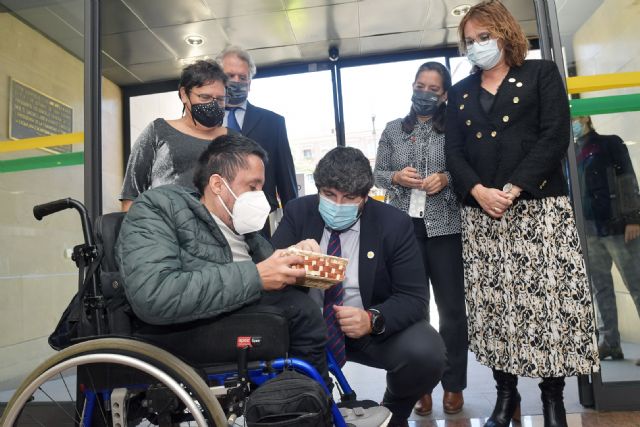 López Miras felicita a la ONCE por dar visibilidad a una afección tan compleja como la espina bífida - 2, Foto 2