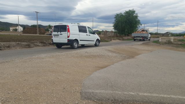 Los vecinos de los caminos Velillas, Almohades y Malvaloca denuncian la falta de seguridad vial que presentan estas vías y reclaman su arreglo - 2, Foto 2