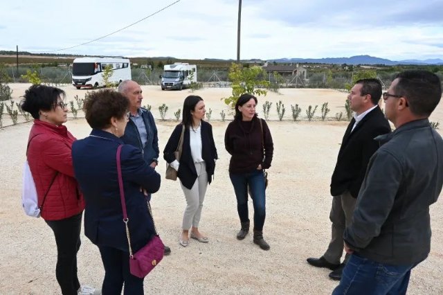 El alcalde de Mula visita el aparcamiento de autocaravanas de Casas Nuevas - 1, Foto 1