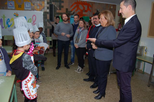 La consejera de Educación participa en el taller de elaboración de dulces navideños del colegio Cervantes de Las Torres de Cotillas - 1, Foto 1