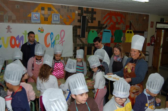 La consejera de Educación participa en el taller de elaboración de dulces navideños del colegio Cervantes de Las Torres de Cotillas - 2, Foto 2