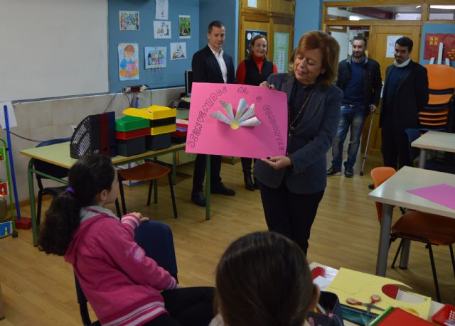 Los niños del colegio Cervantes se divierten con un taller de dulces navideños - 1, Foto 1