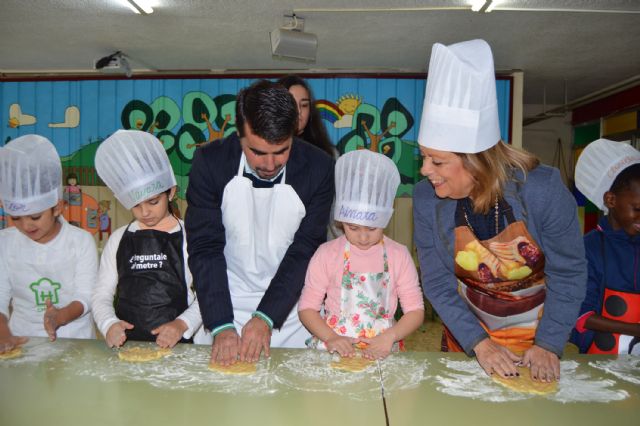 Los niños del colegio Cervantes se divierten con un taller de dulces navideños - 2, Foto 2