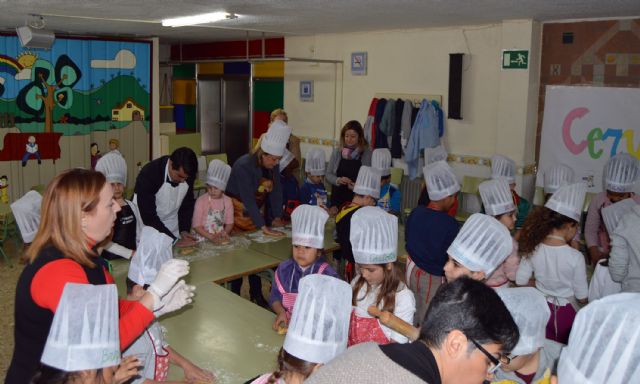 Los niños del colegio Cervantes se divierten con un taller de dulces navideños - 3, Foto 3