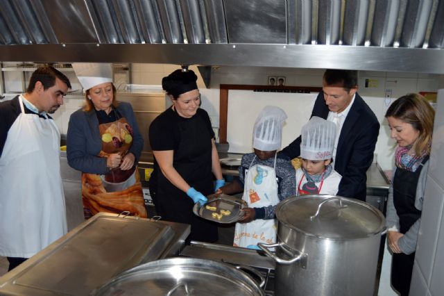 Los niños del colegio Cervantes se divierten con un taller de dulces navideños - 4, Foto 4