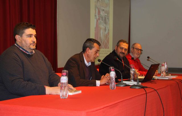 El libro Las fiestas de Caravaca en la prensa antigua recauda fondos para la Fundación de lucha contra la Leucemia - 1, Foto 1