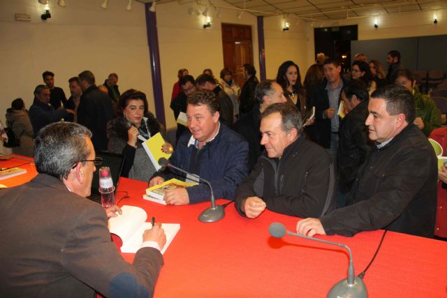 El libro Las fiestas de Caravaca en la prensa antigua recauda fondos para la Fundación de lucha contra la Leucemia - 3, Foto 3