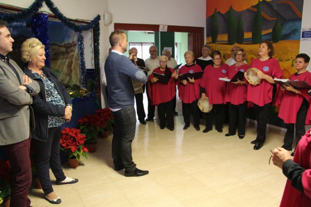 Villancicos y belenes para celebrar la Navidad en los  hogares del Pensionista de San Pedro y Lo Pagán - 2, Foto 2
