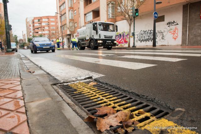 Infraestructuras limpia calles para evitar el taponamiento del alcantarillado ante la prevision de fuertes lluvias - 1, Foto 1