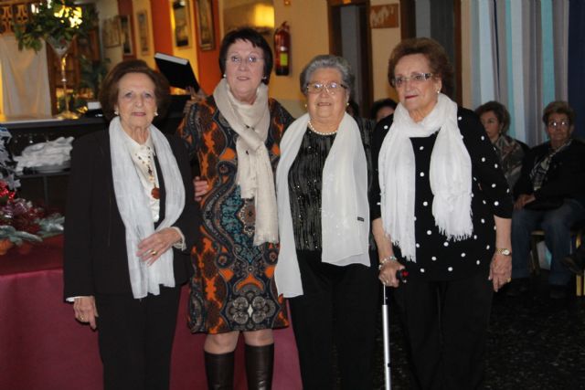 La asociación de Amas de Casa homenajea a sus mayores en la fiesta de la Navidad - 1, Foto 1