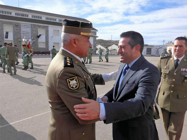 El alcalde de Alcantarilla asiste al relevo de coronel jefe, en el Regimiento de Infantería Zaragoza 5 de Paracaidistas - 3, Foto 3