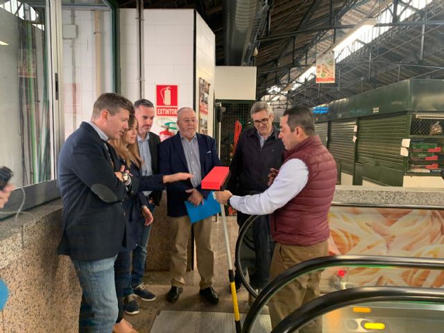 El Ayuntamiento de Murcia refuerza la limpieza de las plazas de abastos con un dispositivo especial para la campaña de Navidad - 1, Foto 1