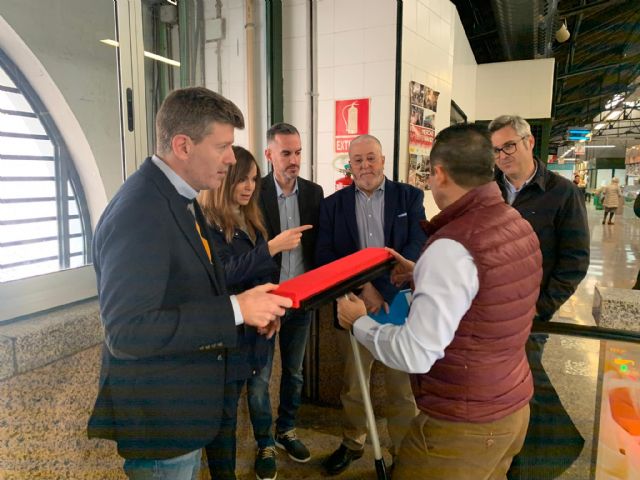 El Ayuntamiento de Murcia refuerza la limpieza de las plazas de abastos con un dispositivo especial para la campaña de Navidad - 2, Foto 2