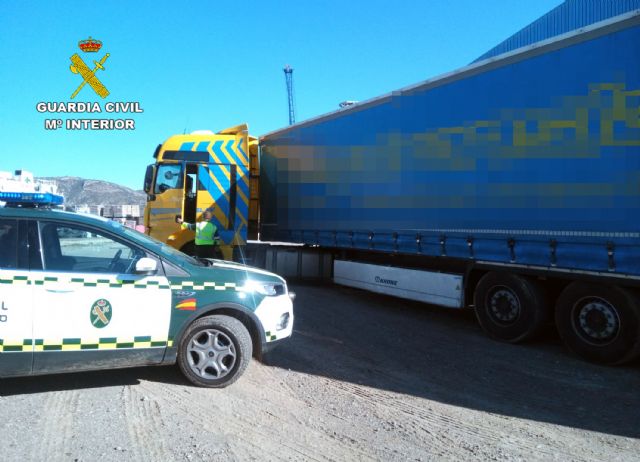 La Guardia Civil detiene al conductor de un vehículo articulado de 40 toneladas que septuplicaba la tasa de alcoholemia permitida - 1, Foto 1
