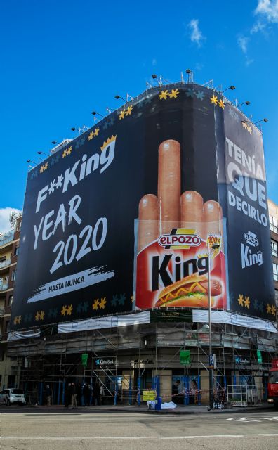 Imagen de la iniciativa de eLPOZO KING con el mensaje de despedida del año desplegado en una céntrica calle de Madrid. , Foto 1