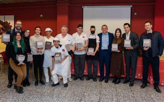 Más de 300 personas necesitadas reciben los prestigiosos ´panettones´ de Oriol Balaguer de la mano de Compass Group - 2, Foto 2