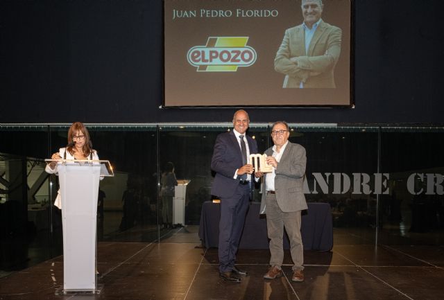 El director de Operaciones de El Pozo Alimentación, Juan Pedro Florido, recibe el premio PronosPorc de manos de Carmel Mòdol, secretario de Alimentación del departamento de Acción Climática, Alimentación y Agenda Rural de la Generalitat de Catalunya., Foto 1