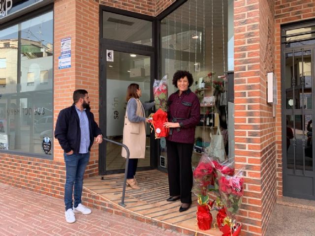 El Ayuntamiento reparte flores de pascua a 250 establecimientos para fomentar las compras y el consumo en Navidad - 4, Foto 4