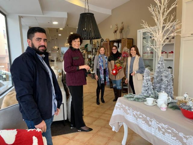 El Ayuntamiento reparte flores de pascua a 250 establecimientos para fomentar las compras y el consumo en Navidad - 5, Foto 5