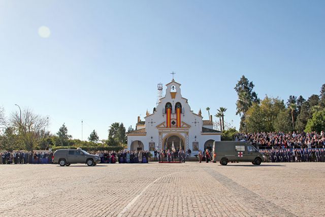 España. Sevilla. La ceremonia del día de la Patrona en Sevilla, culminó con un desfile terrestre y motorizado de las fuerzas participantes de Aviación - 1, Foto 1