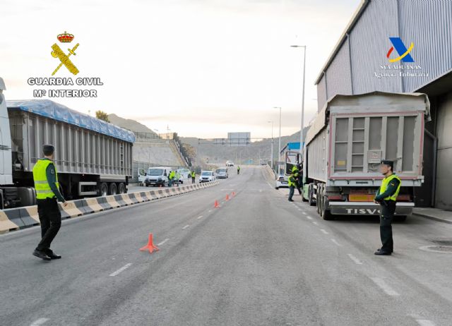Intervenidas casi 100 cajetillas de tabaco en un operativo en los accesos al puerto de Cartagena - 2, Foto 2