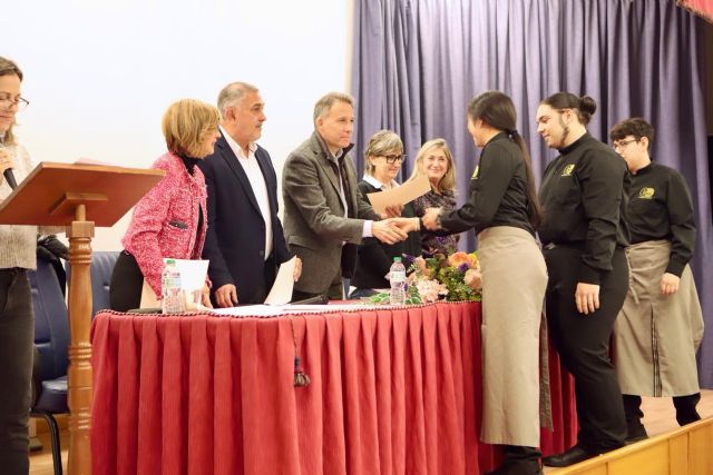 Fulgencio Gil reconoce la extraordinaria labor de alumnos y profesores de los ciclos de hostelería de Lorca que son parte fundamental de Sepor - 5, Foto 5