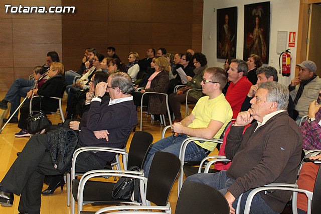 El Ayuntamiento va a estudiar las alegaciones de los vecinos sobre el proyecto de remodelacin de la seguridad y el trfico en la avda. Santa Eulalia - 13