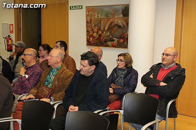 El Ayuntamiento va a estudiar las alegaciones de los vecinos sobre el proyecto de remodelacin de la seguridad y el trfico en la avda. Santa Eulalia - 14