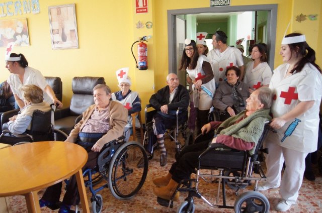 Autoridades municipales acompañan a La Musa y Don Carnal a su tradicional visita a la residencia 