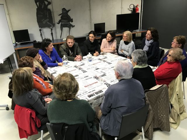 La escritora Lola Guitiérrez visita el Club de Lectura para Mayores - 1, Foto 1