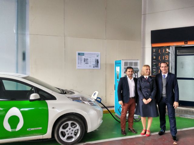 Primer punto de recarga de vehículos eléctricos de energía verde en una estación de servicio de la Región - 1, Foto 1