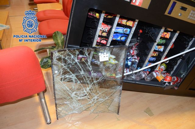 La Policía Nacional detiene a dos veteranos ladrones de comercios y locales públicos - 2, Foto 2