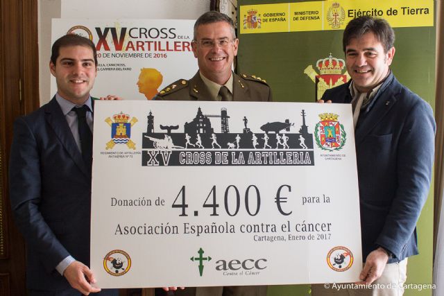 El XV Cross de Artilleria entrega los 4.400 euros de su recaudacion solidaria a la AECC - 1, Foto 1