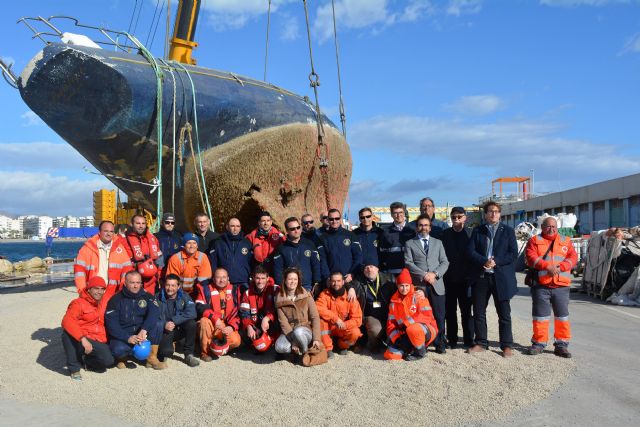 Las actuaciones de la Consejería de Fomento permiten reflotar el velero Penélope tras varios días de complejas maniobras - 1, Foto 1