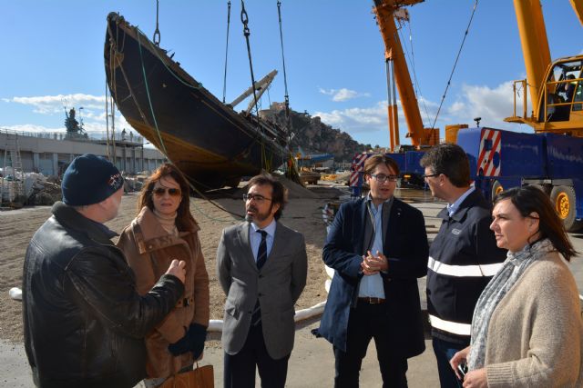 Las actuaciones de la Consejería de Fomento permiten reflotar el velero Penélope tras varios días de complejas maniobras - 2, Foto 2