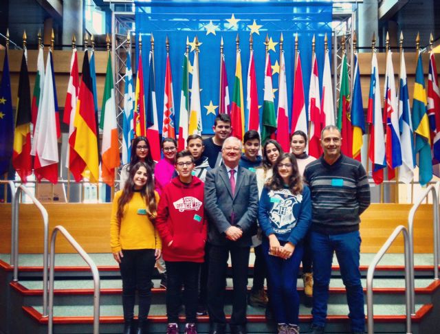 Valcárcel anima a los jóvenes a ayudar a que Europa haga valer sus principios - 1, Foto 1